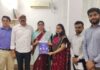 *జగిత్యాల మున్సిపల్ చైర్పర్సన్ కు ఉచిత క్యాన్సర్ స్క్రీనింగ్ పోస్టర్ను అందజేసిన వైద్య బృందం*——————————————-