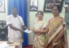 గోశాల సంరక్షణకు లక్ష రూపాయలు విరాళం..